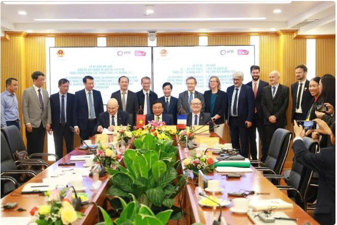 越南建设部与法国合作伙伴签署铁路领域合作备忘录
