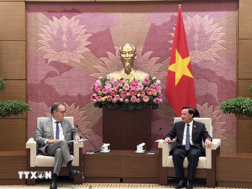 越南国会副主席阮克定会见法越友好议员小组