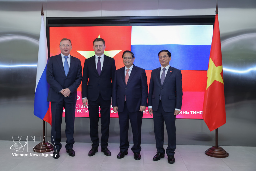 政府总理范明政走访俄罗斯扎鲁别日石油公司